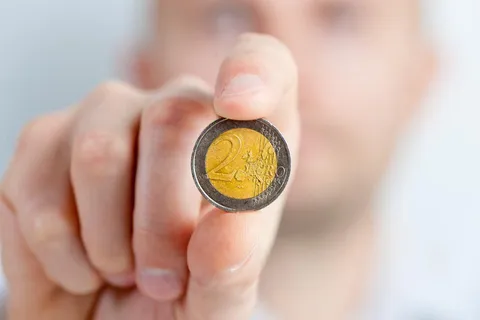 כסף ומטבעות להמחשת חיסכון ותקציב